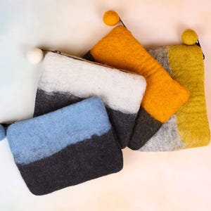Bolsa de fieltro de lana con bloques de colores de 14 x 11,4 cm / Moderna bolsa con cremallera hecha a mano / Monedero minimalista / Cartera geométrica de fieltro / Bolsa pequeña para artículos esenciales