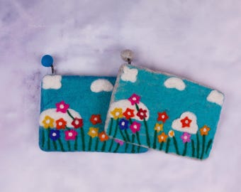 Monedero de lana afieltrada con cremallera (20,3 x 14,9 cm): Monedero con flores de cielo azul