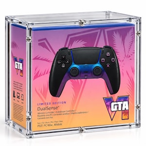 Puede incluir: Una vitrina de acrílico transparente que contiene un mando inalámbrico DualSense de edición limitada con un acabado degradado en negro y azul. El empaque presenta un fondo de atardecer rosa y naranja con palmeras y el logotipo de GTA VI.