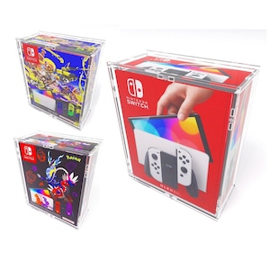 Peut inclure: Trois présentoirs en acrylique transparent contenant différents boîtiers de jeux Nintendo Switch. Les présentoirs sont carrés et ont un couvercle transparent. Les boîtes de jeux sont pour le modèle Nintendo Switch OLED, Pokemon Écarlate et Violet, et un jeu avec un design coloré.
