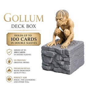 Op de afbeelding: Een Gollum deckbox met een beige, gehurkte Gollum-figuur bovenop een grijze, steenachtig getextureerde vierkante container. De tekst luidt: GOLLUM DECK BOX, HOLDS UP TO 100 CARDS IN DOUBLE SLEEVES, 3D PRINTED ORIGINAL MODEL, PREMIUM DETAIL MADE FROM PLA.