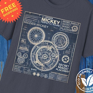 Puede incluir: Una camiseta azul marino con un estampado blanco de un diseño de plano con un Mickey Mouse oculto. El diseño incluye el texto "Hidden Mickey Perfectly Round" y "Secret Magic Placement".