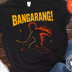 Puede incluir: Camiseta negra con un gráfico amarillo de una silueta de una persona sosteniendo un cuchillo y el texto "Bangarang!"