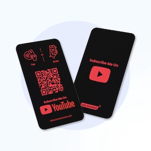 Op de afbeelding: Twee zwarte kaarten met rode tekst en afbeeldingen. Eén kaart heeft een QR-code en de woorden "Subscribe Me On YouTube". De andere kaart heeft een YouTube-afspeelknop en de woorden "Subscribe Me On". De website letsconnectcard.com is ook zichtbaar.