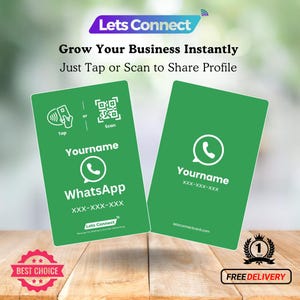 Op de afbeelding: Twee groene visitekaartjes met witte tekst en afbeeldingen. De kaarten hebben het WhatsApp-logo, een telefoonnummer en de woorden "Yourname" en "Lets Connect". De kaarten liggen op een houten oppervlak.
