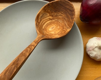 Cuchara de madera de olivo, decoración rústica, accesorios de cocina, cuchara para servir, regalo orgánico, utensilios de cocina de madera, cuchara de madera de olivo de alta calidad