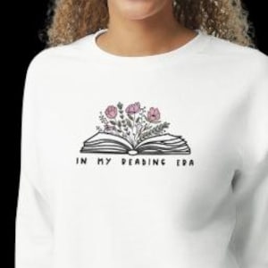 Felpa ricamata "In My Reading Era"
