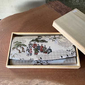 Cartera japonesa vintage con motivos Genji y Ukiyo-e: diseño de tela Kimono Obi, era Showa. Incluye caja de madera.