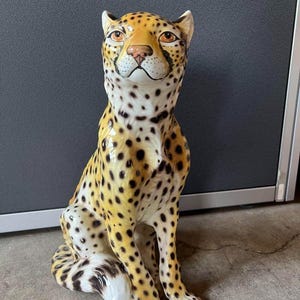 Figurine, Vintage leopard / cheetah art décor figure