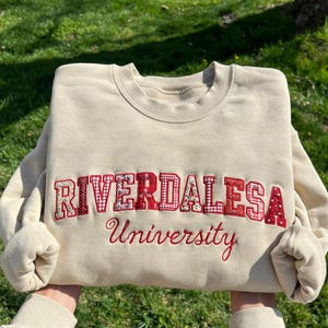 Personalisiertes College-Sweatshirt mit Applikationsstickerei, individueller Patchwork-College-Pullover mit Rundhalsausschnitt, Pullover mit Schulmotiven, personalisiertes Universitäts-Sweatshirt