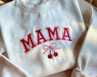 Bluza z haftowaną kokardą „Mama Coquette”, bluza z wiśniami „Mama”, koszula z kokardą „Mama”, koszula retro „Mama Coquette”, koszula na Dzień Matki
