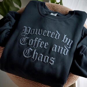 Bluza z haftem „Powered By Coffee and Chaos”, bluza „Caffeine & Chaos”, koszulka dla miłośników kawy, zabawna bluza, sweter dla sarkastycznej mamy