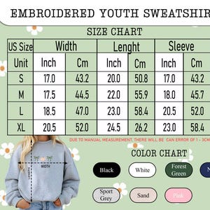 Puede incluir: Sudadera bordada gris claro para j&oacute;venes con una tabla de tallas y una carta de colores. La tabla de tallas muestra las medidas en pulgadas y cent&iacute;metros. Los colores disponibles son negro, blanco, verde bosque, azul marino, gris deportivo, arena y rosa.