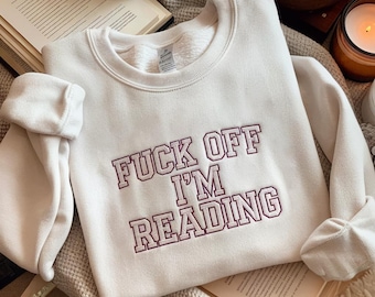 「F off I am Reading」刺繍スウェットシャツ、ミニマリストテキストシャツ、読書好きへのギフト、ブックスウェットシャツ、スマットリーダースウェットシャツ、読書ギフト