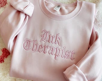 Sudadera bordada de Ink Therapist, camiseta de tatuaje gótico, ropa de artista del tatuaje, regalo divertido de Ink Therapist, camiseta urbana de moda.