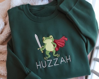 Sudadera bordada con la rana y la espada "Huzzah", sudadera bordada con la rana medieval, divertida sudadera con la rana "D&D", regalo de rana para la feria renacentista.
