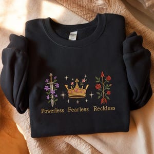 Bezsilna bluza z haftem Bookish, Bezsilna koszulka, Bezstraszna koszulka, Bluza z książką fantasy, Koszulka Bookworms, Koszulka z romantycznymi cytatami