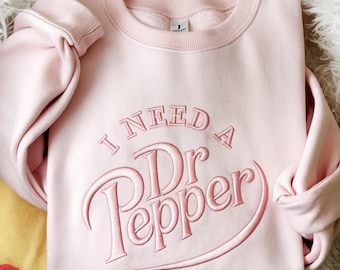 Sudadera bordada "Necesito una Dr. Pepper", sudadera Dr. Pepper, suéter para amantes de la cafeína, suéter minimalista con refresco, regalo para los amantes de las bebidas