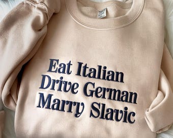 イタリア料理を食べ、ドイツをドライブし、スラブ人と結婚する刺繍入りスウェットシャツ、面白い伝統柄シャツ、ヨーロッパの誇りスウェットシャツ、東欧の名言シャツ