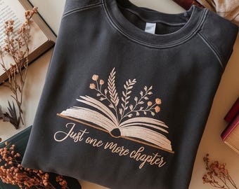Moletom bordado "Just One More Chapter", produtos de livros, moletom de leitura, camiseta bordada de literatura, camiseta para amantes de livros, camiseta de livros