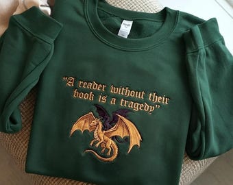 Sudadera con jinete de dragón bordado, sudadera con lector sin libro, suéter para amantes de los libros, suéter de Fourth Wing, camiseta para amantes de los libros, camiseta para ratones de biblioteca