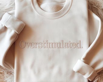 Sudadera bordada con mensaje "Sobreestimulado", divertida, con humor para adultos, sarcástica y con mensajes de salud mental.