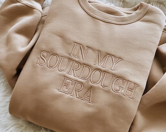 Bluza z haftem "W mojej erze chleba na zakwasie", Bluza z okrągłym dekoltem "Sourdough", Sweter z motywem piekarza chleba, Prezent do pieczenia, Prezenty z bluzą z motywem pieczenia, Akt chleba na zakwasie