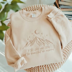 Op de afbeelding: Een set van drie keramische mokken met een gespikkelde, matte afwerking. Elke mok heeft een andere kleur: lichtblauw, crème en grijs. De mokken hebben een eenvoudig, modern ontwerp en een comfortabel handvat.