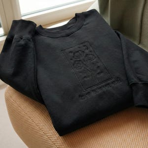 Puede incluir: Un juego de tres tazas de cerámica con un acabado mate moteado. Las tazas son de color crema, gris claro y gris oscuro. Cada taza tiene un diseño simple y minimalista y un asa redondeada.