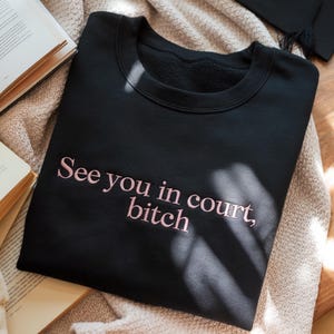 Sudadera bordada "Nos vemos en el juzgado", regalo divertido para abogado, camiseta de graduación de la facultad de derecho, camiseta de futuro abogado, sudadera de graduación