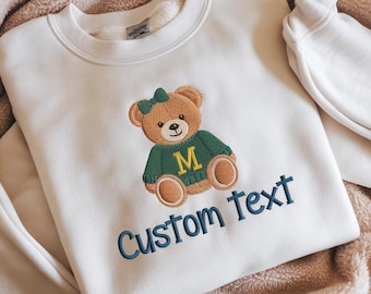 Custom Coquette Bow College teddybeer geborduurd sweatshirt, aangepaste universiteitssweater, University of State-shirt, trendy outfit voor gamedag