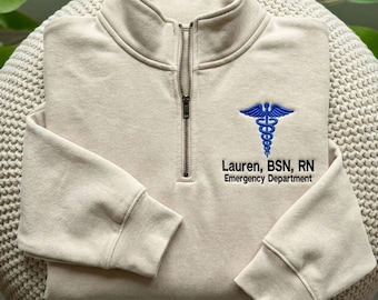 Gepersonaliseerde naam geborduurd medisch verpleegkundige shirt, verpleegkundige afstudeershirt, dokter sweatshirt, shirt verpleegkunde student, verpleegkundige afstudeercadeaus
