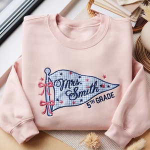 Sweat-shirt brodé personnalisé avec fanion et applique au nom de l'enseignant, T-shirt personnalisé par niveau scolaire, Pull de rentrée, Pull patchwork à col rond