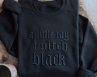 Broderad tröja med texten "A Little Ray of Pitch Black", tröja med mörk humor, rolig skjorta, broderad sarkastisk tröja, rolig tröja
