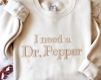 Sudadera bordada "Necesito una Dr. Pepper", sudadera Dr. Pepper, suéter minimalista con refresco, regalo para los amantes de las bebidas, suéter para los amantes de la cafeína
