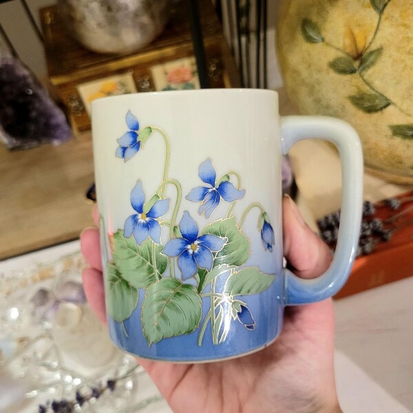 Mug vintage Otagiri, fleurs bleues du Japon, contours floraux violets dorés, poterie rétro blanche Cottagecore japonais