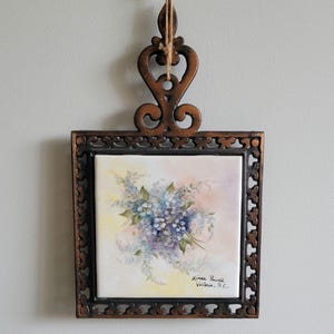 Dessous de plat en fonte et carreaux de céramique à fleurs vintage, tenture murale pour myosotis, fabriqué au Canada Cottagecore, floral fait à la main par un artiste de Victoria BC