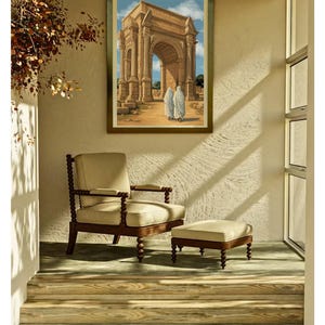 Może przedstawiać: Namalowany obraz w ramie przedstawiający łuk, przez który przechodzą dwie osoby. Obraz wisi na ścianie w pokoju z krzesłem i podnóżkiem. Ściana jest w jasnobeżowym kolorze, a podłoga jest z jasnobrązowego drewna.