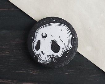 Insignia del botón del alfiler Moon Skull - Estilo gótico lindo espeluznante - 1,5 pulgadas - acabado brillante