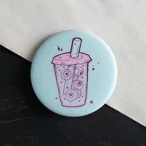 Eyeball Boba Pin Badge - 1,5 inch - Spooky Sweet -Pastel Goth - Paars en Blauw