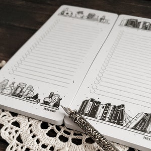 K&ouml;nnte beinhalten: Ein wei&szlig;er Notizblock mit schwarzen Linienillustrationen von B&uuml;chern und Flaschen. Der Notizblock ist auf zwei Seiten ge&ouml;ffnet, eine mit liniertem Papier und die andere mit einer Checkliste. Der Notizblock hat den Text "PAPER NAUGHT" unten aufgedruckt.