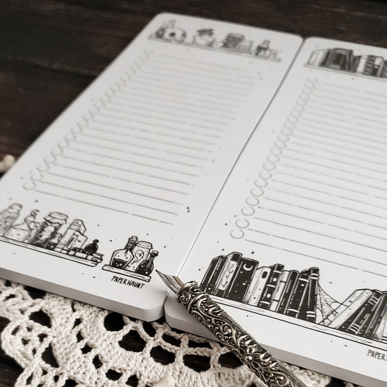 K&ouml;nnte beinhalten: Ein wei&szlig;er Notizblock mit schwarzen Linienillustrationen von B&uuml;chern und Flaschen. Der Notizblock ist auf zwei Seiten ge&ouml;ffnet, eine mit liniertem Papier und die andere mit einer Checkliste. Der Notizblock hat den Text "PAPER NAUGHT" unten aufgedruckt.