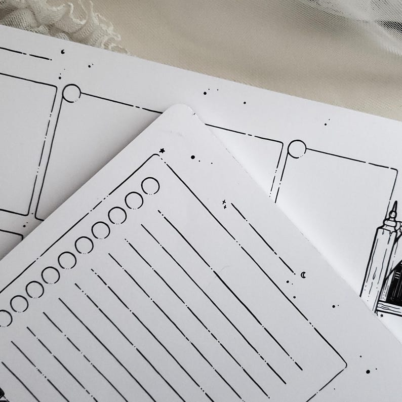 Op de afbeelding: Een witte planner met een zwart-wit ontwerp. De planner heeft een sectie voor to-do-lijsten, notities en een kalender. Het ontwerp bevat sterren, cirkels en lijnen.