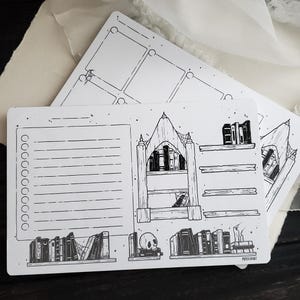 Op de afbeelding: Zwart-witte printbare plannerpagina met een gotisch boekenkastontwerp. De pagina bevat een to-dolijst, een sectie voor notities en een citaat dat "Paper Knight" luidt.