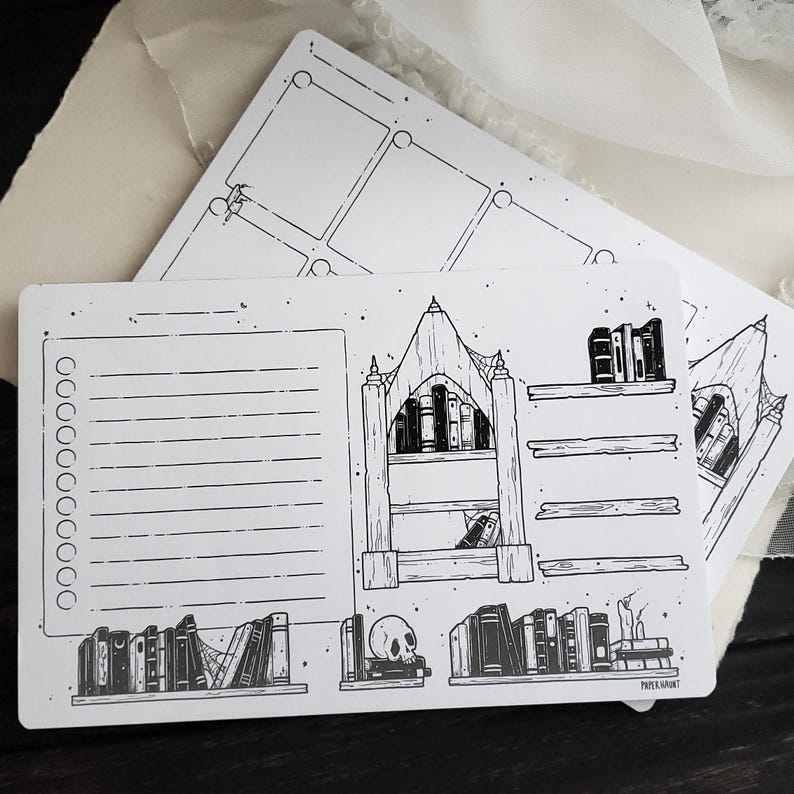 Op de afbeelding: Zwart-witte printbare plannerpagina met een gotisch boekenkastontwerp. De pagina bevat een to-dolijst, een sectie voor notities en een citaat dat "Paper Knight" luidt.