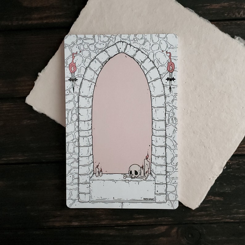 Pode incluir: Uma ilustra&ccedil;&atilde;o em preto e branco de um arco de pedra com uma caveira e velas em uma sali&ecirc;ncia. O arco est&aacute; sobre um fundo rosa.