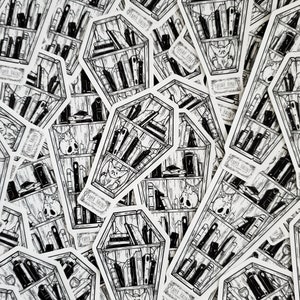 K&ouml;nnte beinhalten: Schwarz-wei&szlig;-Illustration eines Sarg-f&ouml;rmigen B&uuml;cherregals gef&uuml;llt mit B&uuml;chern, Sch&auml;deln und einer kleinen Fledermaus. Der Text "PAPER HAUNT" wird auf den Stickern wiederholt.