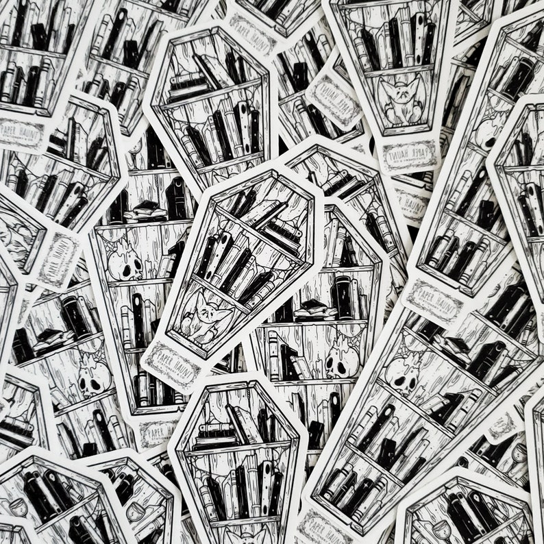 K&ouml;nnte beinhalten: Schwarz-wei&szlig;-Illustration eines Sarg-f&ouml;rmigen B&uuml;cherregals gef&uuml;llt mit B&uuml;chern, Sch&auml;deln und einer kleinen Fledermaus. Der Text "PAPER HAUNT" wird auf den Stickern wiederholt.