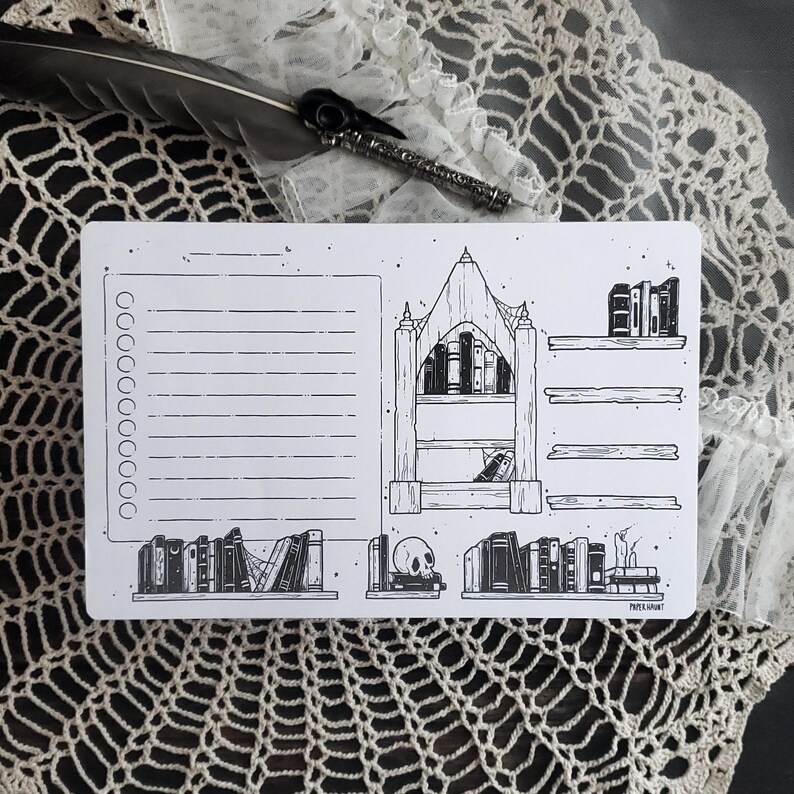 Op de afbeelding: Een zwart-witte printbare plannerpagina met een to-dolijst, een boekenkast met boeken en een schedel. De tekst "PAPER HUNT" staat onderaan de pagina.