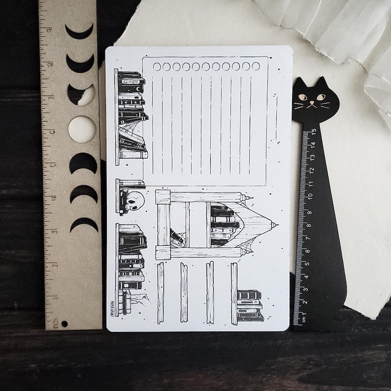 Op de afbeelding: Een zwart-witte printbare plannerpagina met een griezelig boekthema. De pagina toont een boekenkast met boeken, een schedel en een griezelig kasteel. Er zijn ook lege regels om te schrijven en een sectie voor takenlijsten.